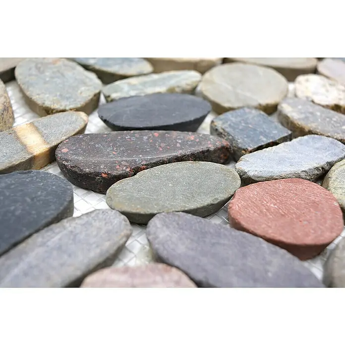 Mosaikfliese Kiesel XKS 403 - 31,5 x 31,5 cm, Grau/Beige, Matt - Nahaufnahme eines Mosaiks aus Flusssteinen mit verschiedenen Farben und Texturen, die auf einem weißen Netz befestigt sind.