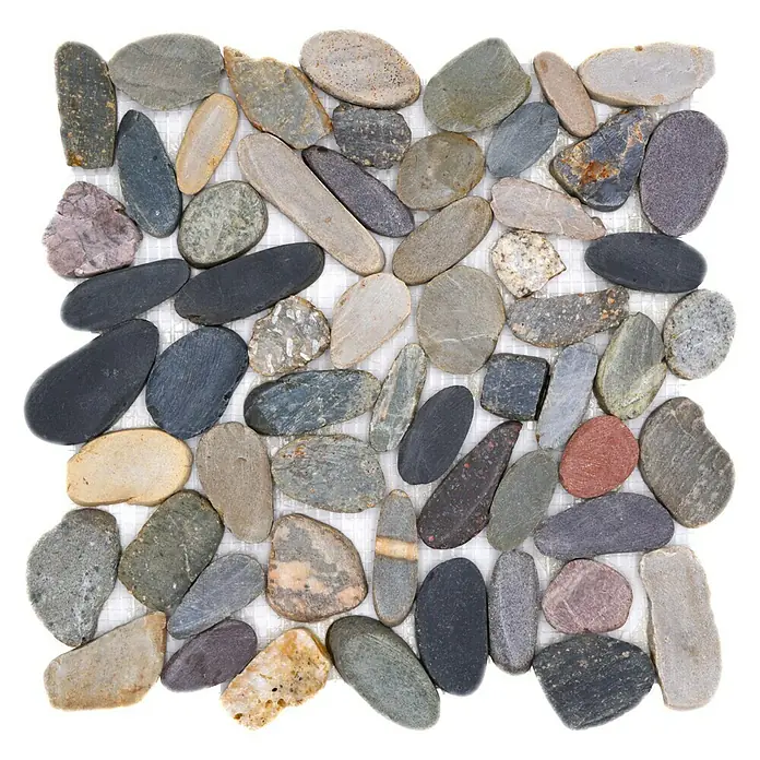 Mosaikfliese Kiesel XKS 403 - 31,5 x 31,5 cm, Grau/Beige, Matt - Bild eines Mosaiks aus Flusssteinen in verschiedenen Farben und Größen, die auf einem Netz befestigt sind.