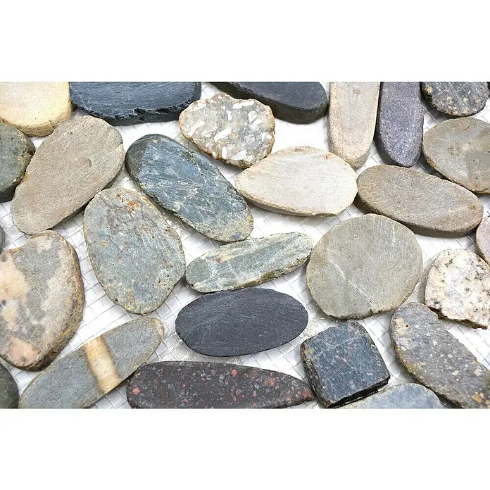 Mosaikfliese Kiesel XKS 403 - 31,5 x 31,5 cm, Grau/Beige, Matt - Nahaufnahme von Flusssteinen mit verschiedenen Formen, Farben und Texturen, die ein natürliches Mosaik bilden.