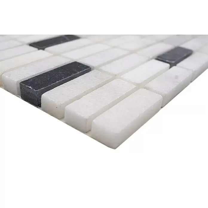 Mosaikfliese Koloni XNT 42828 - 30,5 x 30,5 cm, Weiß, Matt - Nahaufnahme einer Mosaikfliesenmatte mit rechteckigen weißen und dunkelgrauen strukturierten Stücken.