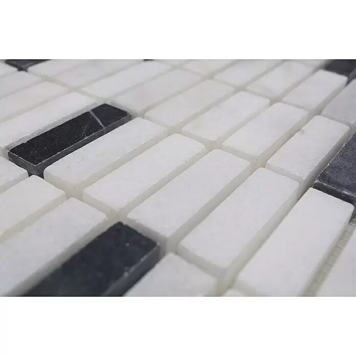 Mosaikfliese Koloni XNT 42828 - 30,5 x 30,5 cm, Weiß, Matt - Rechteckige Mosaikfliesen in Weiß und Schwarz mit Natursteintextur, in einem wiederkehrenden Muster angeordnet.