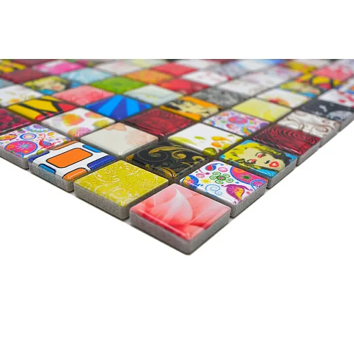 Mosaikfliese Quadrat Mix CG STAR - 30 x 30 cm, Mehrfarbig, Glänzend - Nahaufnahme bunter Mosaikfliesen mit verschiedenen Mustern und Designs, perfekt für kreative Wand- oder Bodengestaltungen.