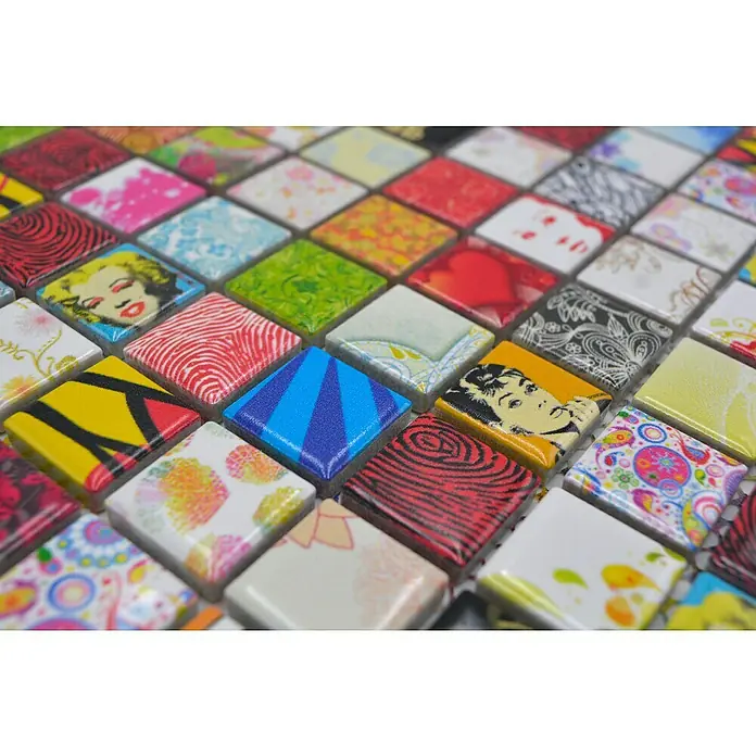 Mosaikfliese Quadrat Mix CG STAR - 30 x 30 cm, Mehrfarbig, Glänzend - Nahaufnahme von farbenfrohen, quadratischen Mosaikfliesen mit Mustern und Bildern, die eine lebendige und dekorative Oberfläche bilden.
