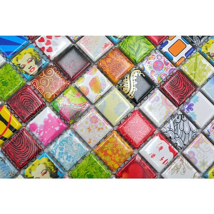 Mosaikfliese Quadrat Mix CG STAR - 30 x 30 cm, Mehrfarbig, Glänzend - Nahaufnahme von quadratischen Mosaikfliesen mit verschiedenen Mustern und Farben, die ein lebendiges und dekoratives Design bilden.