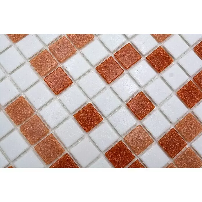 Mosaikfliese Quadrat Mix GM A 155 - 32,7 x 30,5 cm, Braun/Weiß, Matt - Nahaufnahme von weißen und braun-orangen Glasmosaikfliesen in einem diagonalen Schachbrettmuster.