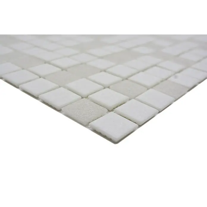 Mosaikfliese Quadrat Mix GM A 112 - 32,7 x 30,5 cm, Weiß, Matt - Nahaufnahme eines weißen Mosaikfliesenblatts mit quadratischen, glänzenden und matten Fliesen, ideal für Badezimmer oder Küchen.