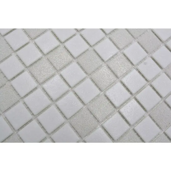 Mosaikfliese Quadrat Mix GM A 112 - 32,7 x 30,5 cm, Weiß, Matt - Nahaufnahme von weißen quadratischen Mosaikfliesen mit unterschiedlichen Texturen, die ein subtiles, elegantes Muster für Innenräume bilden.