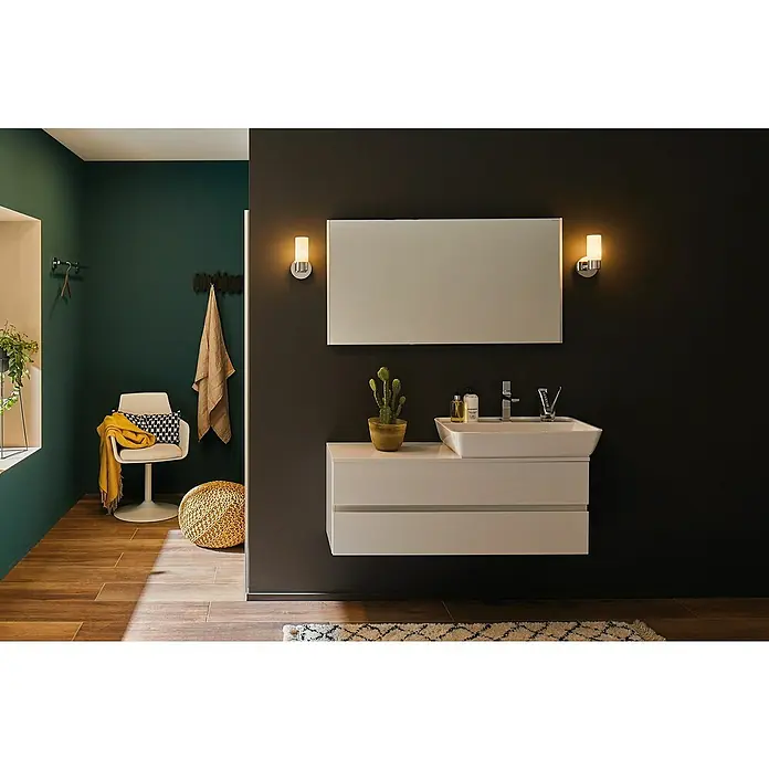 Paulmann Aplique de pared Eleon - 33 W, L x An x Al: 13,5 x 10,5 x 20,3 cm, Cromo, G9 - Este baño cuenta con un tocador moderno con espejo y dos elegantes apliques de pared que iluminan el espacio con estilo.