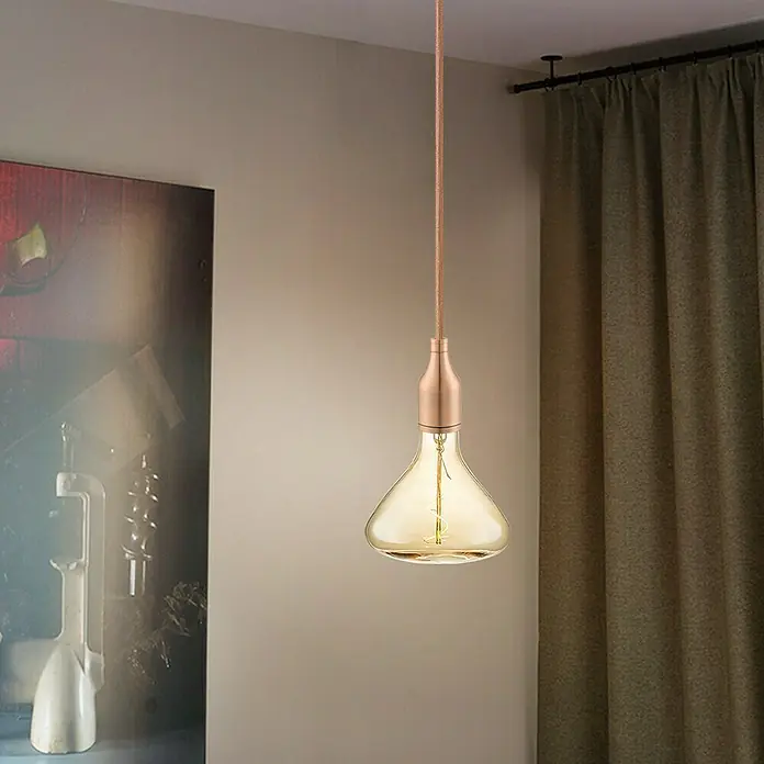 Home Sweet Home Lampenhülse - Kupfer, Metall - Nahaufnahme einer hängenden Edison-Glühbirne mit einer langen Schnur, die von der Decke hängt und ein warmes Licht abgibt.