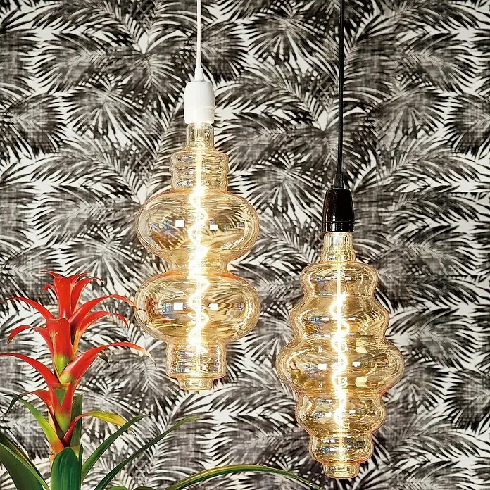Home Sweet Home Lampenfassung Posh - E27, Weiß, Keramik, Ø x H: 4,8 x 5,8 cm - Zwei dekorative Glühlampen mit einzigartigem Design hängen vor einem Hintergrund mit Palmenmuster und verleihen dem Raum eine besondere Note.