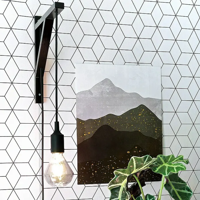 Home Sweet Home Lampenhülse - Schwarz, Gummi - Elegante Wandleuchte mit dunklem Holzarm und freiliegender Glühbirne, die jedem Raum einen Hauch von modernem Stil verleiht.