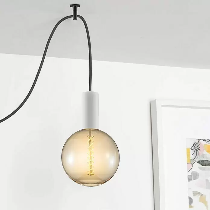 Home Sweet Home Deckenhaken - Schwarz, Ø x H: 3,5 x 5 cm - Weiße zylindrische Pendelleuchte mit großer, kugelförmiger Bernsteinlampe und schwarzem geflochtenen Kabel, von der Decke hängend.
