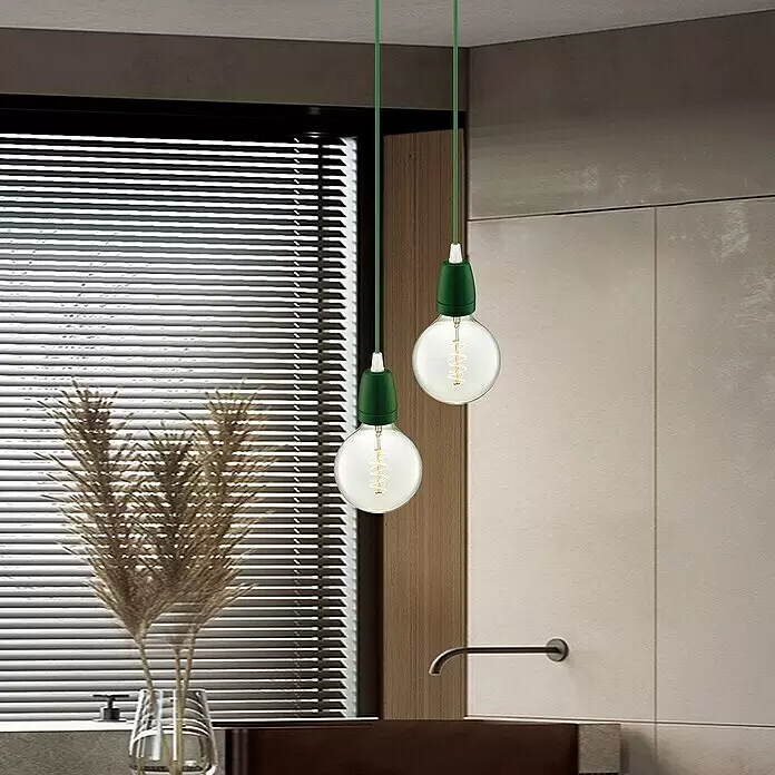 Home Sweet Home Lampenfassung Posh - E27, Grün, Keramik, Ø x H: 4,8 x 5,8 cm - Zwei Pendelleuchten mit grünen Kabeln und Fassungen beleuchten einen modernen Raum. Klare Glühbirnen zeigen dekorative Filamente.