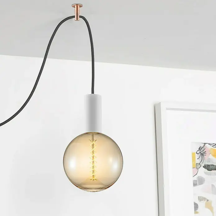 Home Sweet Home Deckenhaken - Kupfer, Ø x H: 3,5 x 5 cm - Diese Nahaufnahme zeigt eine Edison-Glühbirne mit Glühfaden und einer zylindrischen Fassung, die an einem Kabel von der Decke hängt.