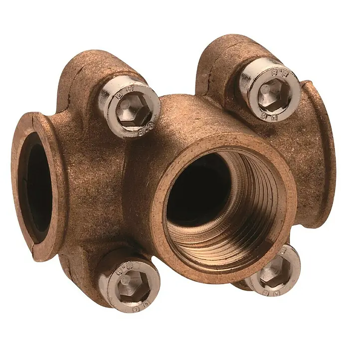 Rohrschelle Gebo - Durchmesser: 15 mm, Messing - Nahaufnahme eines Fittings aus Messing mit Schraubenköpfen, das in Sanitäranlagen verwendet wird. Das Messingfitting verfügt über mehrere Anschlüsse.