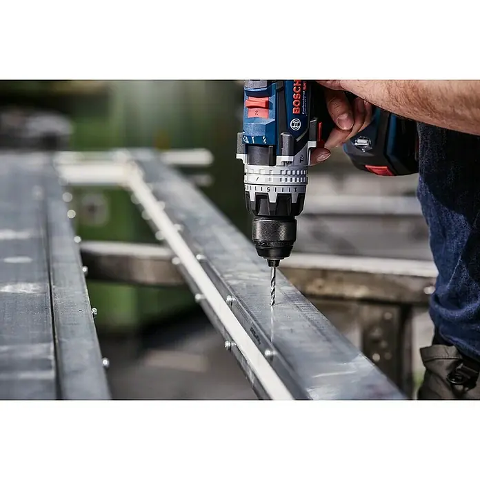 Bosch Broca para metal PointTeQ - 10 ud., Diámetro de la broca: 1,4 mm - Un taladro inalámbrico Bosch hace un agujero en una pieza de metal. El taladro inalámbrico es azul, negro y rojo y tiene un par ajustable.
