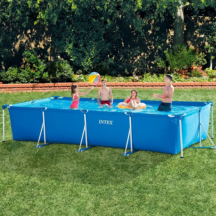 Intex Piscina Frame - L x An x Al: 450 x 220 x 84 cm, Azul, 7.127 l - Familia disfrutando de la piscina rectangular Intex en el patio trasero. Perfecto para la diversión en la piscina con los seres queridos.