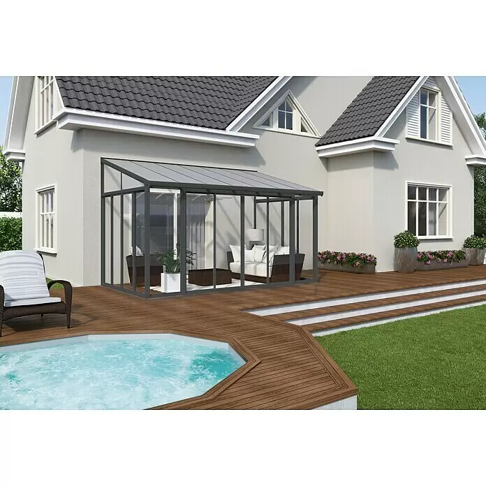 Palram – Canopia Wintergarten San Remo - B x T x H: 4,25 x 3 x 3,1 m, Anthrazitgrau - Wintergarten mit dunkelgrauem Rahmen aus Glas, an Haus angebaut, auf Holzterrasse mit Whirlpool.
