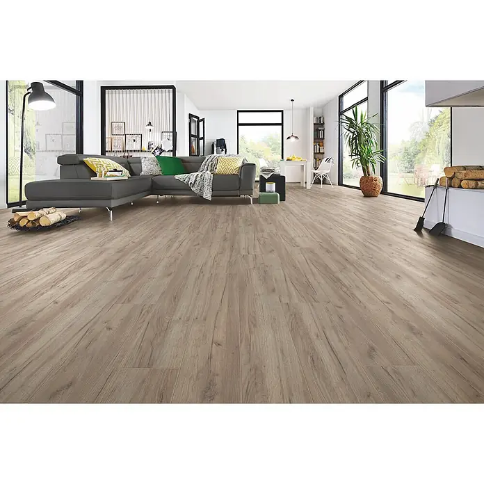 LOGOCLIC Family Laminat - Eiche Esperia, Landhausdiele, 1.288 x 195 x 7 mm - Helles Laminat mit Holzstruktur in einem modernen Wohnzimmer, das eine warme und einladende Atmosphäre schafft.