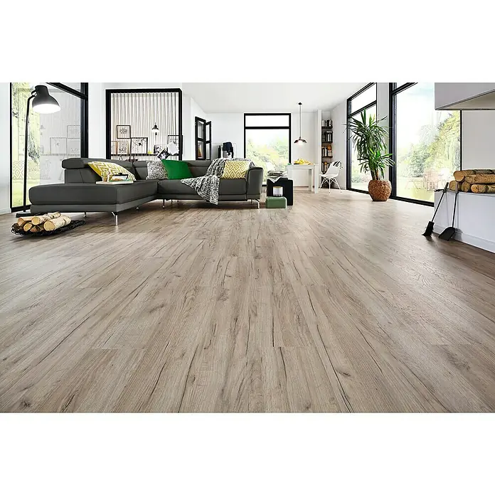 LOGOCLIC Family Laminatmuster Eiche Esperia - 297 x 195 x 1 mm, Landhausdiele - Helles Laminat mit Holzstruktur in einem modernen Wohnzimmer, das eine warme und einladende Atmosphäre schafft.