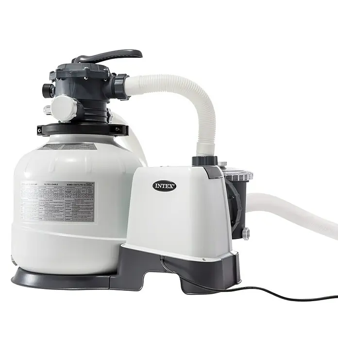 Intex Sandfilteranlage Krystal Clear - Passend für Poolgröße: 40.000 l, Filterleistung: 8.000 l/h - Das Bild zeigt eine Intex Sandfilteranlage, ein Gerät zur Reinigung von Schwimmbadwasser, mit einer weißen Filterpumpe und grauen Elementen.