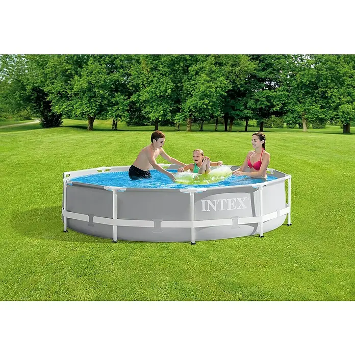 Intex Piscina Quick-Up Frame Prisma Rondo - Ø x Al: 305 x 76 cm, 4.485 l - Una piscina Intex gris en el jardín con una familia divirtiéndose. La piscina está situada sobre un césped bien cuidado bajo los árboles.