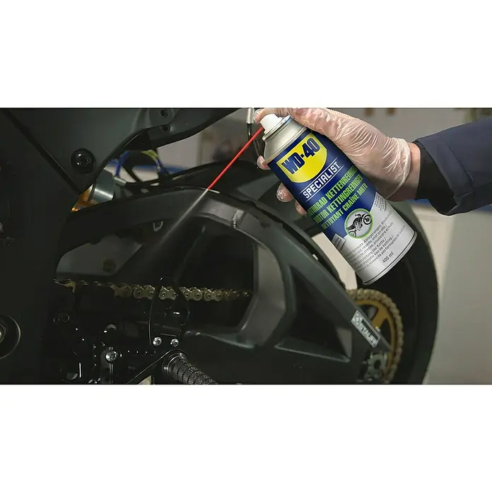 WD-40 Specialist Motorbike Wachspolitur Classic - 400 ml - WD-40 Specialist Motorrad Kettenreiniger wird auf eine Motorradkette aufgesprüht, um sie zu reinigen und zu pflegen.
