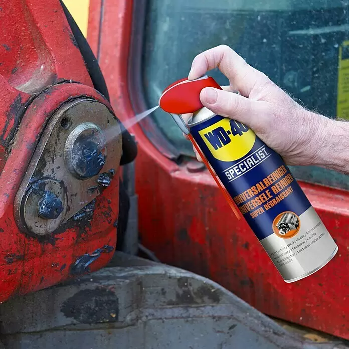 WD-40 Specialist Universalreiniger Smart Straw - 250 ml - Eine Hand sprüht WD-40 Specialist Universalreiniger auf ein rotes, fettiges Maschinenteil.