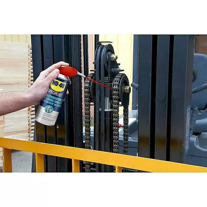WD-40 Specialist Lithiumsprühfett Smart Straw - Weiß, 300 ml - Eine Hand sprüht WD-40 Specialist Weißes Lithium-Sprühfett auf eine Gabelstaplerkette zur Schmierung.