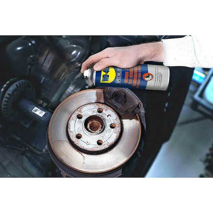 WD-40 Specialist Bremsen- & Teilereiniger Smart Straw - 500 ml - Nahaufnahme einer Person, die eine Bremsscheibe mit WD-40 Specialist Bremsen- und Teile-Reiniger-Spray reinigt.