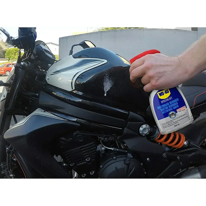 WD-40 Specialist Limpiador Total - 500 ml - Limpieza de una moto con WD-40 Specialist Limpiador de Motos, diseñado para el cuidado integral de la moto.