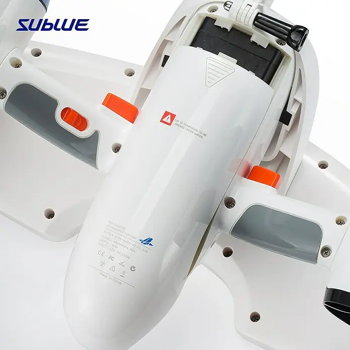 Sublue Tauchscooter White Shark - L x B x H: 465 x 230 x 230 mm - Nahaufnahme eines weißen Sublue Whiteshark Mix Unterwasser-Scooters mit geöffnetem Batteriefach, der die interne Batterie zeigt.