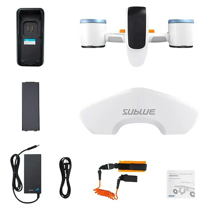Sublue Tauchscooter White Shark - L x B x H: 465 x 230 x 230 mm - Das Bild zeigt einen WhiteShark Mix Unterwasser-Scooter mit Zubehör wie Ladegerät, Akku und Griff, ideal für Tauchabenteuer.