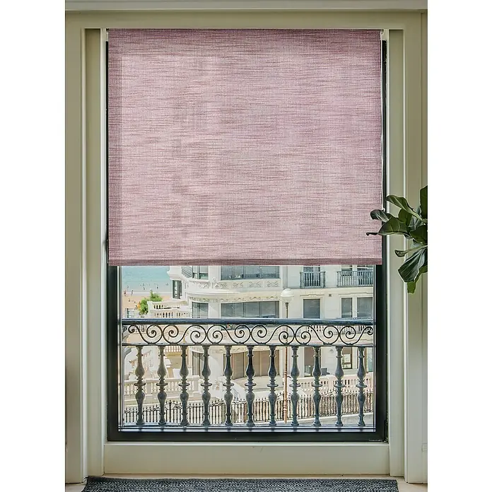 Estor enrollable Malibú - An x Al: 90 x 250 cm, Rosa - Vista a través de la ventana con el estor enrollable color salmón cerrado, ofreciendo privacidad y atenuando la habitación.