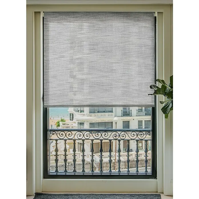 Estor enrollable Malibú - An x Al: 90 x 250 cm, Gris - Un estor enrollable gris cubre un marco de ventana con vistas a un edificio y una playa.