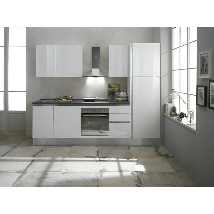 Marinelli Cucine Vormontierte Küchenzeile Giulia - Breite: 275 cm, Weiß, Mit Elektrogeräten, Dekor Arbeitsplatte: Marmoroptik, Spüle links - Helle Küche mit weißen, glänzenden Schränken, einer Dunstabzugshaube und einem integrierten Ofen, die ein modernes Design zeigt.