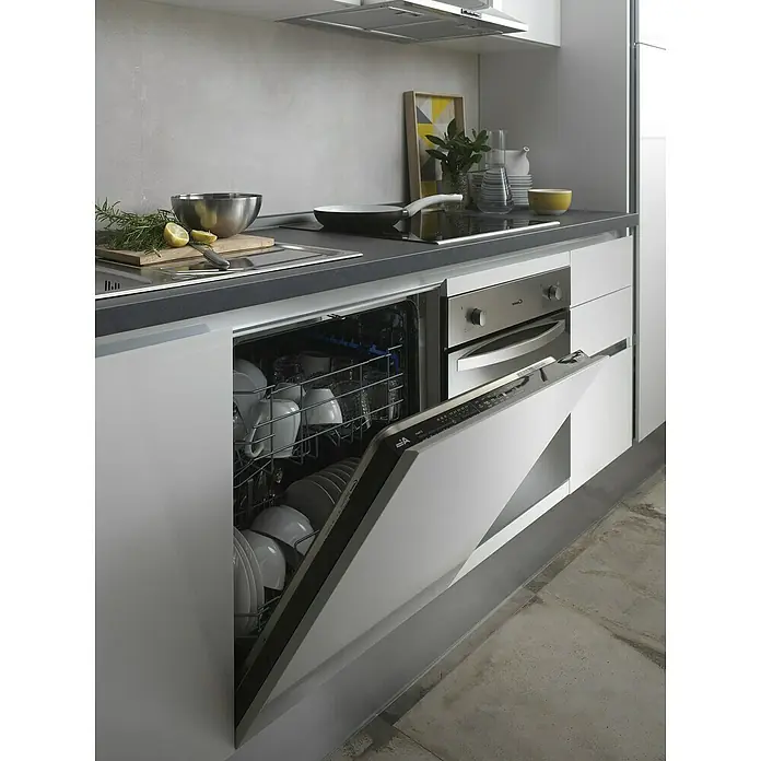 Marinelli Cucine Vormontierte Küchenzeile Giulia - Breite: 275 cm, Weiß, Mit Elektrogeräten, Dekor Arbeitsplatte: Steinoptik, Spüle links - Offene Geschirrspülmaschine in einer modernen Küche, gefüllt mit sauberem Geschirr und Gläsern. Das Gerät integriert sich nahtlos in das Küchendesign.