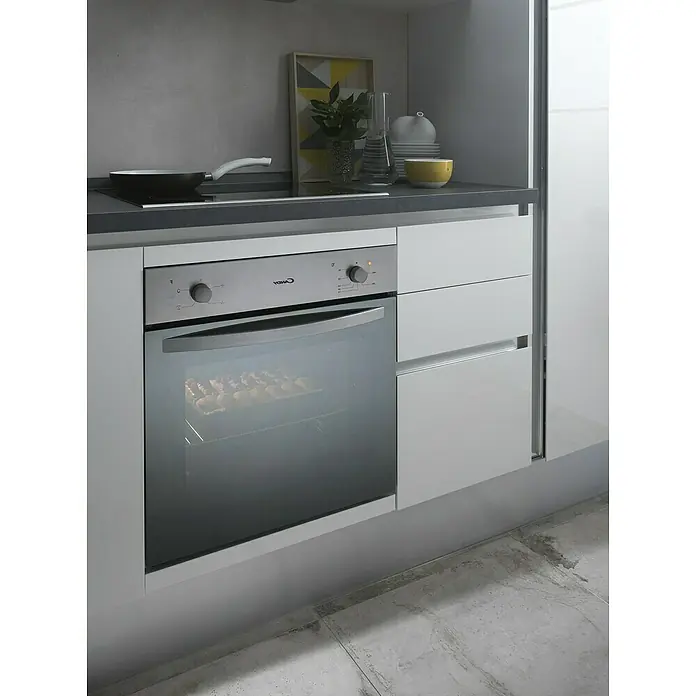 Marinelli Cucine Vormontierte Küchenzeile Giulia - Breite: 275 cm, Weiß, Mit Elektrogeräten, Dekor Arbeitsplatte: Marmoroptik, Spüle links - Einbauküche mit einem modernen Edelstahl-Einbaubackofen, in dem sich Speisen befinden, neben hellgrauen Schränken und Schubladen.