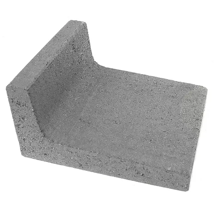Christoph Mähstein Mähroboter L-Randstein - 24,5 x 29 x 15 cm, Grau, Beton - Nahaufnahme eines grauen Bordsteins. Der Bordstein hat eine raue Oberfläche und ist in einem L-förmigen Winkel angeordnet.