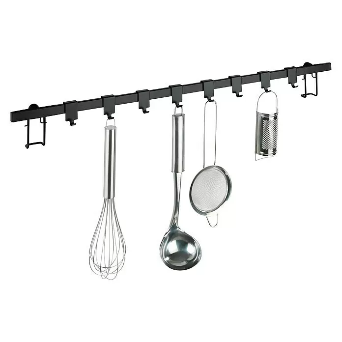 Wenko Hakenleiste - Länge: 60 cm - Schwarze Küchenreling mit Küchenutensilien aus Edelstahl: Schneebesen, Schöpfkelle, Sieb und Reibe.