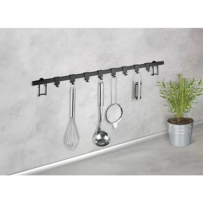 Wenko Hakenleiste - Länge: 60 cm - Schwarzes Küchenschienensystem mit mehreren Edelstahlutensilien, darunter Schneebesen, Schöpflöffel, Sieb und Reibe, die an Haken hängen.