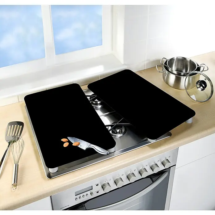 Wenko Placa de protección de vidrio Black - L x An: 30 x 52 cm, Negro, Panel de vidrio de seguridad - Placas de cubierta de estufa de vidrio con cuchillos, almendras y utensilios de cocina en la estufa.