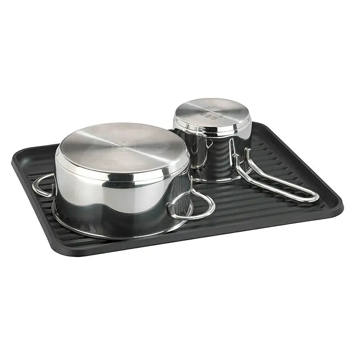 Wenko Geschirrkorb - L x B x H: 30,3 x 36 x 15 cm, Schwarz - Zwei Edelstahltöpfe stehen auf einer schwarzen Abtropfschale mit Rillen, ideal zum Trocknen nach dem Abwaschen. Praktisch und stilvoll für jede Küche.