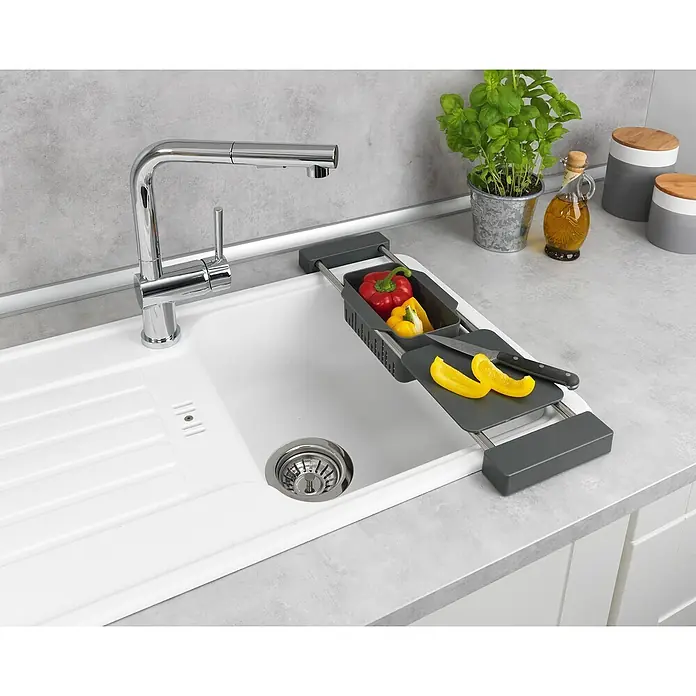 Wenko Spülbecken-Organizer - L x B x H: 14 x 43,5 x 8 cm, Grau - Küchenspüle mit Gemüseschale und Schneidebrett mit gelben Paprika und Messern.