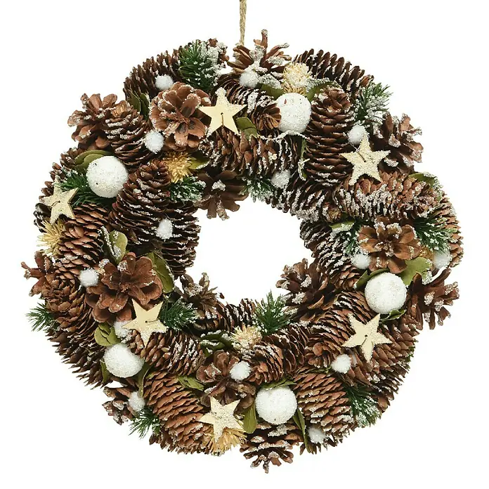 Dekokranz Zapfen, Schneekugeln, Holzsterne - Durchmesser: 33 cm - Festlicher Weihnachtskranz aus Zapfen, Schneebällen und Sternen, ideal für eine stimmungsvolle Dekoration in der Adventszeit.