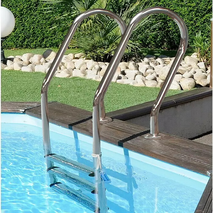 Gre Holz-Pool Vanille 2 - Ø x H: 400 x 119 cm, Braun, 8.000 l - Edelstahl-Poolleiter mit gebogenen Handläufen und zwei Unterwasserstufen in einem blau ausgekleideten Pool installiert.