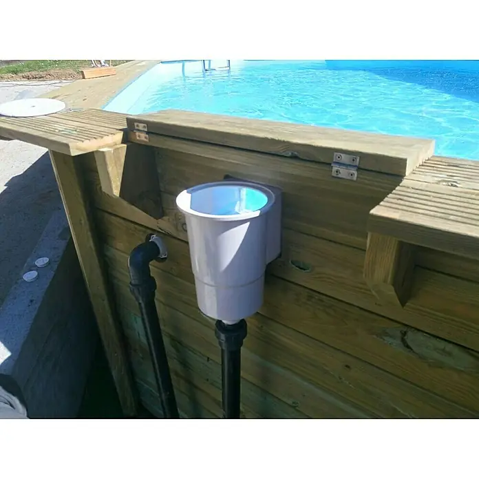 Gre Holz-Pool Vanille 2 - Ø x H: 400 x 119 cm, Braun, 8.000 l - Nahaufnahme eines Poolskimmers, der an einer Holzstruktur befestigt ist, mit dem blauen Poolwasser im Hintergrund.