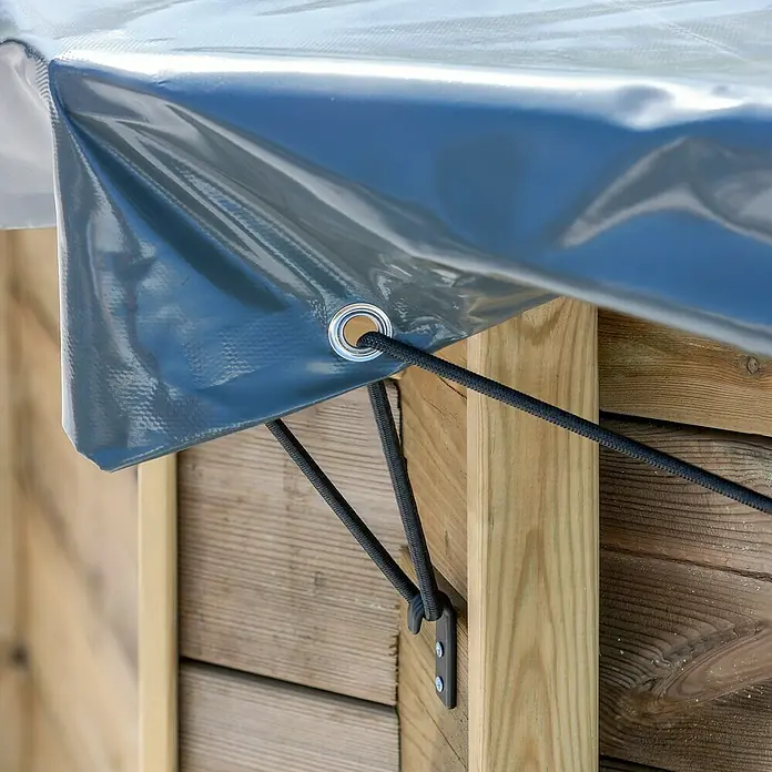 Gre Pool-Abdeckplane Winter - L x B: 677 x 452 cm, Kunststoff - Detailaufnahme einer Plane, die mit einem schwarzen Gummiband an einer Holzkonstruktion befestigt ist, zur sicheren Abdeckung.