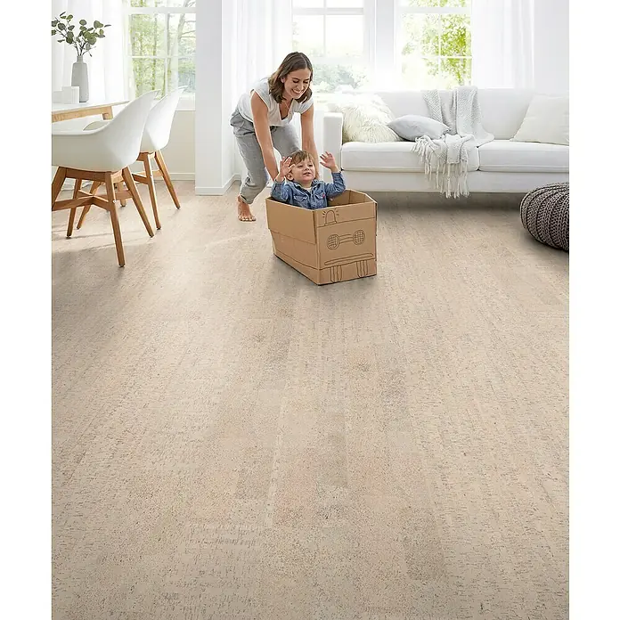 Corklife Studiostyle Korkboden - Lisboa Antique White, Mehrstab, 905 x 295 x 10,5 mm - Helles Interieur mit Naturkorkboden, auf dem eine Mutter ihren Sohn in einem Pappkartonauto zieht. Freundliche, natürliche Wohnatmosphäre.