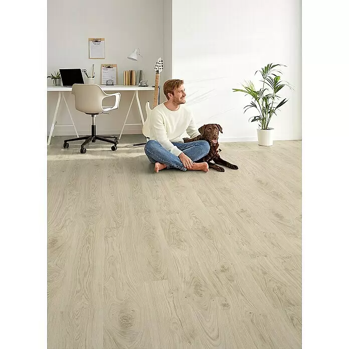 Corklife Freestyle Korkboden - Oak Taupe, Landhausdiele, 1.220 x 185 x 8,5 mm - Heller Holzboden in einem Wohnraum mit Mann und Hund. Zeigt die Textur und Farbe der Dielen.